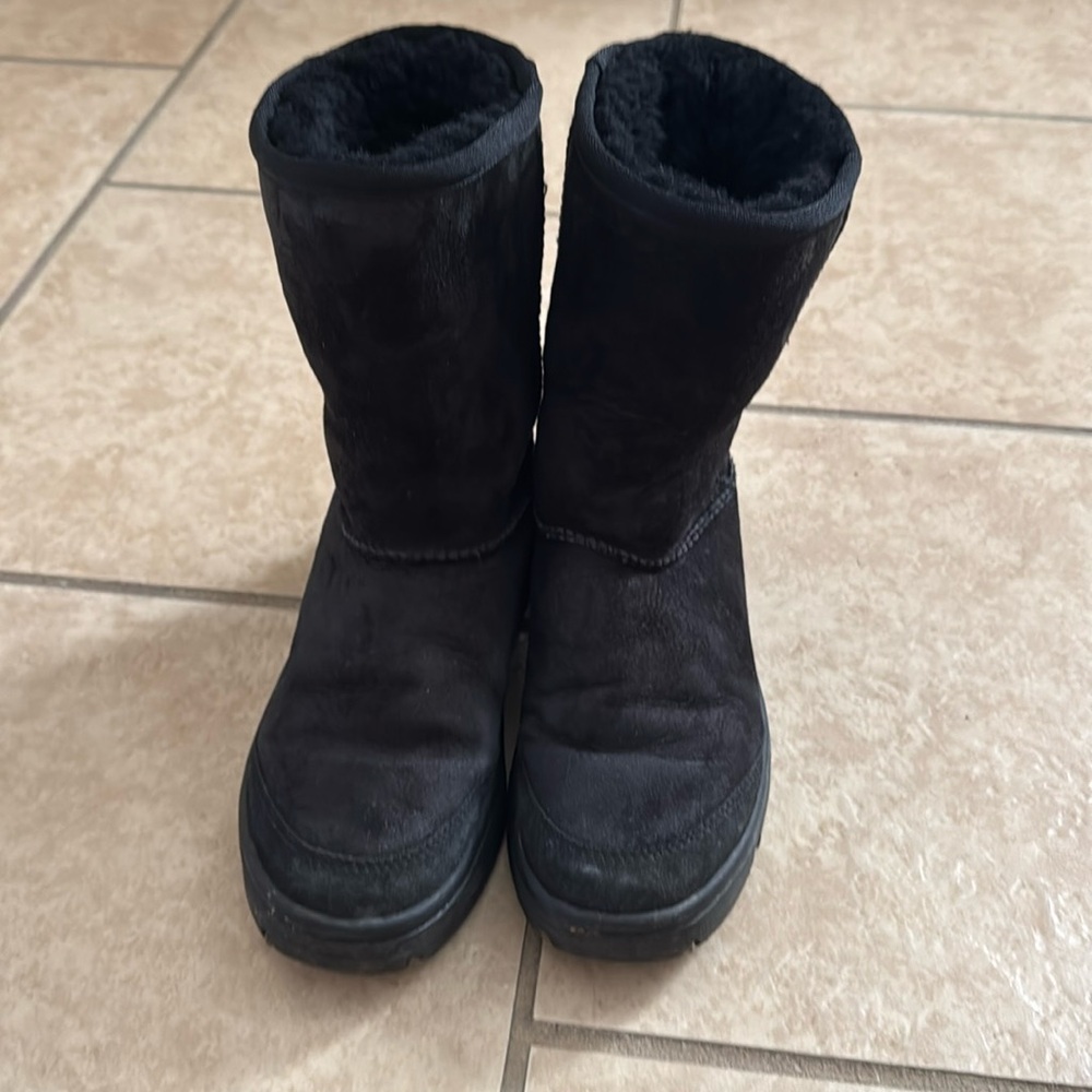 Black classic short UGG